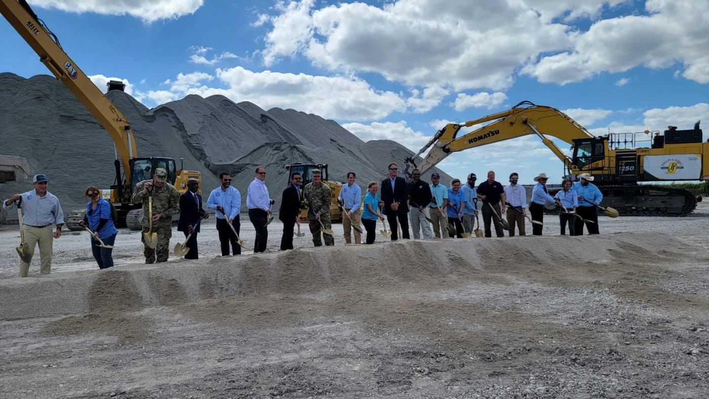 People lined up with shovels for EAA Reservoir Groundbreaking